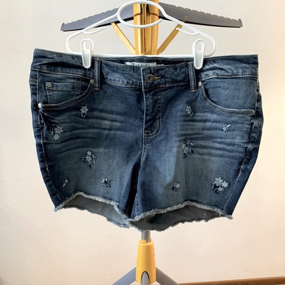 torrid Pants - Torrid Embroidered Flower Cutoff Jean Shorts Women Raw Hem High Rise Size 14